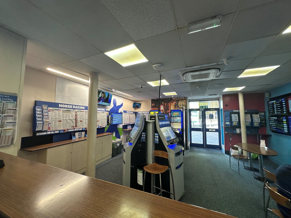 Lot: 66 - FREEHOLD MIXED USE INVESTMENT - Coral Shop Floor